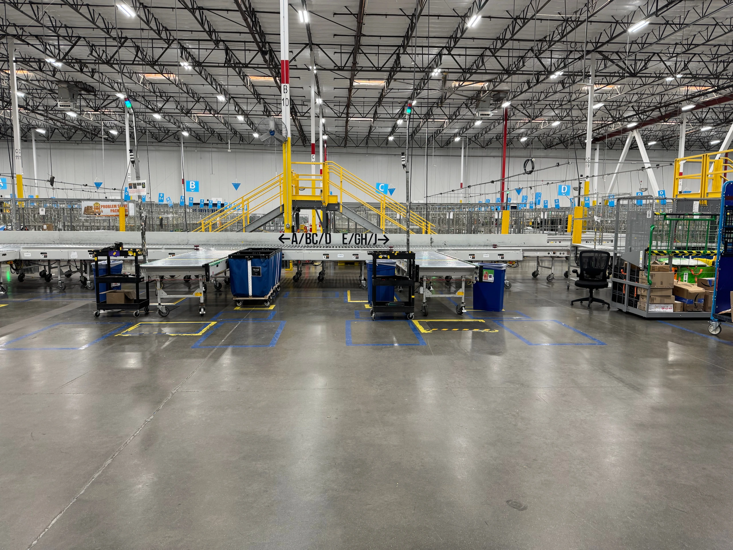 A new station fitted out by MOCA: conveyor, work platform, carts and floor markings